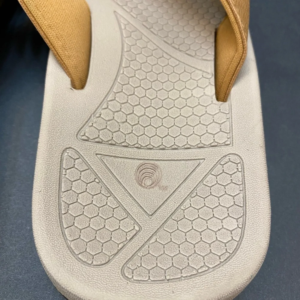 High Tide Mens brown thong flip flops size 8.